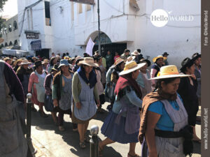 Das Bild aus S&uuml;damerika zeigt protestierende Frauen - meist Indigenas mit H&uuml;ten und Sch&uuml;rzen bekleidet - in einer Stra&szlig;e in Sucre, Bolivien.