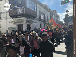 Das Bild aus S&uuml;damerika zeigt eine protestierende Menschenmasse in einer Stra&szlig;e in Sucre, Bolivien.
