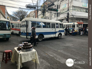 Das Bild von unserer S&uuml;damerika-Tour zeigt eine mit vielen Bussen zugestellte Stra&szlig;enkreuzung, im Vordergrund ein kleiner Verkaufsstand.