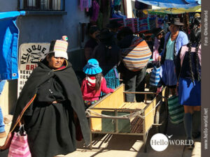 Das Bild vom Sonntagsmarkt in Tarabuco, Bolivien, zeigt eine Momentaufnahme aus den Gassen des Dorfes, wo Indigenas ihre Eink&auml;ufe t&auml;tigen.