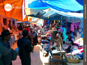 Das Foto aus Tarabuco in Bolivien zeigt eine Stra&szlig;e voller Marktst&auml;nde, an denen unterschiedlichste Waren angeboten werden.