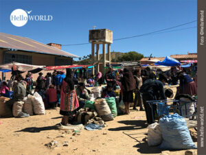Das Bild aus Bolivien zeigt eine Aufnahme vom Sonntagsmarkt in Tarabuco am Ortsrand, wo Grundnahrungsmittel verkauft werden.