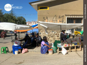 Das Bild aus S&uuml;damerika zeigt eine Stra&szlig;enecke in Tarabuco, Bolivien, an der Indigenas ihre Waren zum Kauf anbieten.