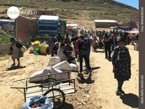 Das Bild zeigt den Teil des bekannten Sonntagsmarkts in Tarabuco, der am Ortsrand mit seinen staubigen Stra&szlig;en stattfindet.