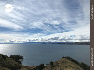 Diese Aufnahme zeigt eine Fernsicht &uuml;ber den Titicacasee in Bolivien.