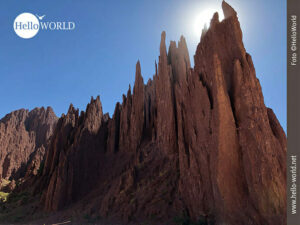 Tiefrot: die Farbe des Canyons bei Tupiza Das Bild entstand in Bolivien in einem Canyon bei Tupiza und zeigt eine tiefrote Felswand vor strahlend blauem Himmel.