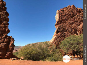 Das Bild aus Tupiza in Bolivien zeigt das Puerto del Diablo, zwei rote Felsen vor strahlend blauem Himmel.