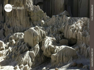 Dieses Bild aus Bolivien zeigt eine Nahaufnahme eines Falten werfenden Gesteins im Nationalpark Ciudad del Encanto.