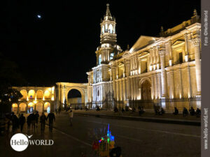 Dieses Bild aus Arequipa, Peru, wurde in der Nacht aufgenommen und zeigt die beleuchtete Basilika am Plaza de Armas vor schwarzem Himmel.