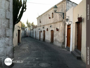 Dieses Bild aus Arequipa, auch Ciudad Blanca von Peru genannt, zeigt eine typische, gepflegte Gasse mit hellen Hausw&auml;nden.