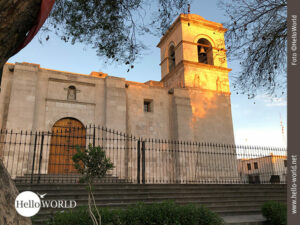 Dieses Bild aus Arequipa, Peru, zeigt den Blick auf die Iglesia de San Francisco und ihren Turm, der von der Sonne angestrahlt wird.