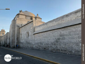 Dieses Bild aus Arequipa, Peru, zeigt die Au&szlig;enmauer des Klosters Santa Catalina mit seiner gro&szlig;en, steinernen Kuppel.