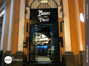 Dieses Bild aus Arequipa, Peru, zeigt den Eingang in eine Bar, dar&uuml;ber der Name in wei&szlig;er Schrift auf schwarzem Hintergrund "Museo del Pisco".