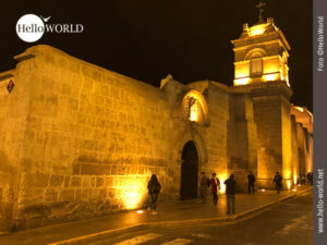 Dieses Bild aus Arequipa, Peru, zeigt einen Teil der beleuchteten Au&szlig;enmauer des Monasterio de Santa Catalina bei Nacht.
