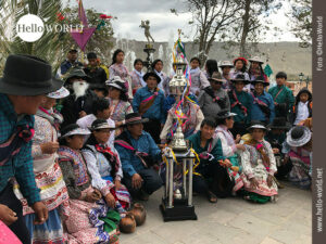 Das Bild aus Chivay, Peru, zeigt ein Gruppenbild mit Frauen und M&auml;nnern in Trachten gekleidet, in der Mitte ein Siegerpokal.
