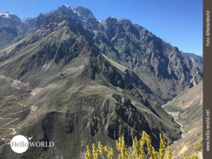 Dieses Bild zeigt den Blick in das Colca Tal in Peru mit seinen gewaltigen Felsw&auml;nden und dem Rio Colca am Fu&szlig;e des Canyons.