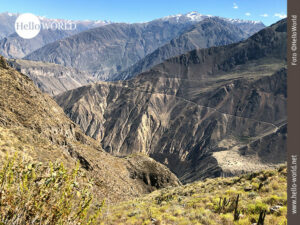 Dieses Bild zeigt den Blick &uuml;ber das bergige Colca Tal in Peru bei strahlend blauem Himmel.