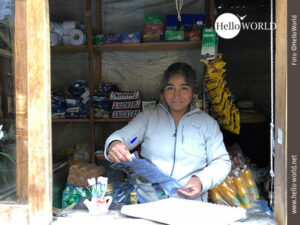 Dieses Bild zeigt Gloria, Besitzerin einer Posada im Colca Canyon, Peru, in ihrem kleinen Laden stehend, in dem sie Getr&auml;nke und S&uuml;sses an Wanderer verkauft.