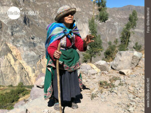 Pfadfinder im Colca Canyon: die alte Peruanerin Dieses Bild zeigt eine alte Peruanerin im Colca Canyon, bekleidet mit buntem Hut, Tuch und Stock, die uns den Weg erklärt.