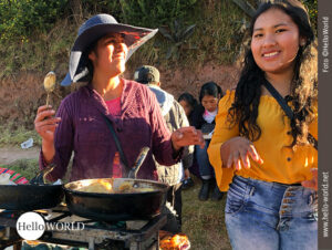 Strahlen mit der Sonne um die Wette Dieses Bild aus Peru zeigt zwei Frauen während des Sonnenfestes in Cusco, die strahlend an einer kleinen Kochstelle stehen und in einer Pfanne ein Gericht zu bereiten.