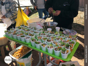 Dieses Bild vom Sonnenfest in Peru zeigt einen Stand voll mit wei&szlig;en Plastikbechern, in denen Chevice gef&uuml;llt ist.