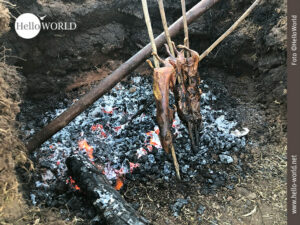 Alternative Zubereitung: Cuy am Spieß über offenem Feuer Das Bild aus Cusco, Peru, zeigt drei aufgespießte Meerschweinchen - Cuy genannt -, die über offenem Feuer gebraten werden.