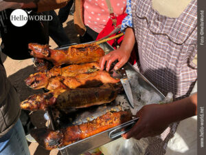 Verzehrbereit: schmackhafte Meerschweinchen in Peru Das Bild aus Cusco, Peru, zeigt eine Bratpfanne, in der fünf verzehrbereite Cuys liegen.