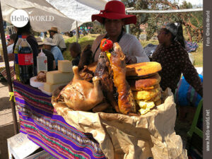 Perfekt drapiert: Cuy an einem Essensstand in Peru Das Bild aus Cusco, Peru, zeigt einen Essensstand an dem gebratene Cuy aufgestellt sind.