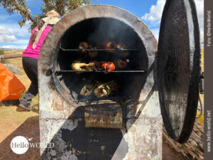 Das Bild aus Peru zeigt einen Ofen, in dem Cuys auf drei Gittern liegen.