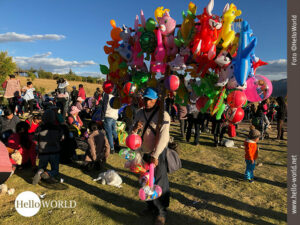 Luftballonverkäufer auf Cuscos Festwiese Dieses Bild entstand auf einer Festwiese in Cusco, Peru und zeigt einen Luftballonverkäufer mit vielen bunten Ballons in unterschiedlichen Formen in der Hand.