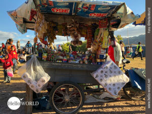 Mobiler "Tante Emma-Laden" auf dem Sonnenfest Dieses Bild aus Cusco zeigt einen mobilen Stand mit Süßigkeiten, Knabbersachen und Toilettenpapier.