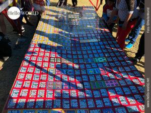 Dieses Bild wurde w&auml;hrend eines Volksfestes in Cusco, Peru aufgenommen und zeigt eine bunte Fl&auml;che mit verschiedenen Karten, die man mit einem Wurf treffen muss.