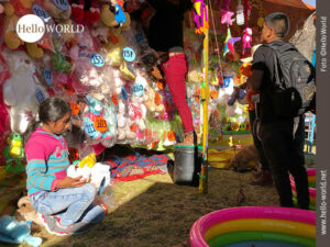 Und der Hauptgewinn geht an ... Auf diesem Bild von einem Volksfest in Cusco, Peru, sieht man eine Wand mit Plüschtieren, die Nummern haben und Preise für ein Spiel sind.