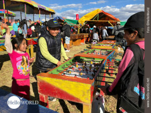 Diese Aufnahme von einem Volksfest in Cusco, Peru, zeigt Kinder beim Tischfu&szlig;ballspielen.