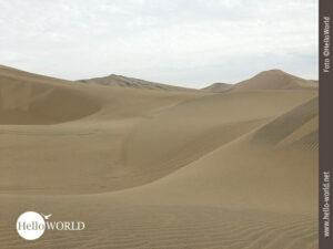 Einladung zur Dünenwanderung in Peru Dieses Bild wurde in der peruanischen Atacama-Wüste aufgenommen und zeigt einen Blick auf die riesigen Dünen.
