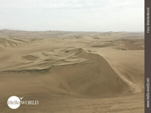 Wie ein Gemälde: Dünen in der Atacama-Wüste Perus Dieses Bild aus der Atacama-Wüste Perus zeigt den Blick über Dünen, die teils grau, teils rötlich gefärbt sind.