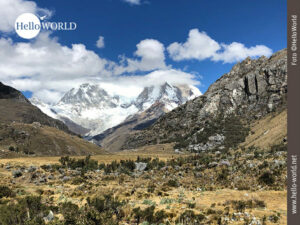 Unterwegs in der Cordillera Blanca in Peru Dieses Bild stammt von der Cordillera Blanca in Peru und zeigt den Blick auf zwei schneebedeckte Berge, davor grasbedeckte und mit Felsen bestückte Ebene.