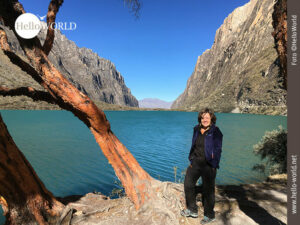 Auf Wanderschaft in der Cordillera Blanca in Südamerika Dieses Bild entstand im Norden Perus in der Cordillera Blanca und zeigt Andrea vor der tiefgrünen Laguna de Llanganuco.