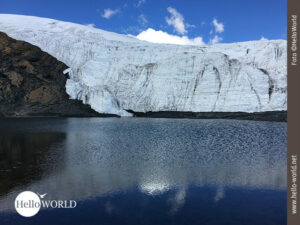 Eiszeit am Pastoruri Gletscher in Peru Dieses Bild wurde am Pastoruri Gletscher in Peru aufgenommen und zeigt die Eiswand des Gletschers, die sich im Gletschersee spiegelt.