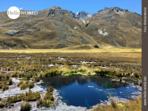 Wandern in Nordperu: Paradies für die Augen Dieses Bild wurde in Nordperu aufgenommen und zeigt im Hintergrund Gebirge, im Vordergrund eine tiefblaue kleine Lagune, in der sich das Gebirge spiegelt.