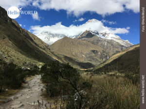 Wandertraum: die Cordillera Blanca in Peru Dieses Bild aus Peru zeigt den Blick auf schneebedeckte Berge von einem Wanderweg Richtung Lagune 69 aus.