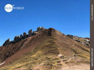 Auf dem Zickzack-Kurs durch das Palccoyo-Gebiet Dieses Bild wurde auf fast 5.000 Metern Höhe im Palccoyo-Gebiet in Peru aufgenommen und zeigt einen im Zickzack verlaufenden Pfad, der zum Gipfel führt.
