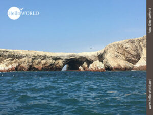 Isla Ballestas: Inselgruppe und Ausflugsziel in Südperu Das Bild zeigt eine Felsformation der Isla Ballestas im Süden Perus bei strahlendem Sonnenschein.