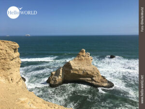 Ruine der "La Catedral" im Nationalreservat Paracas Dieses Bild aus dem Nationalpark Paracas in Peru zeigt die Überreste der bekannten Steinformation La Catedral.