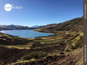 Blick auf die Lagune Asnacocha im Valle Sagrado Das Bild aus dem Valle Sagrado in Peru zeigt den Blick auf die Lagune Asnacocha, die von Feldern und Anhöhen umgeben ist.