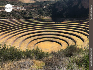 Moray: agrarische Versuchsfläche der Inkas Dieses Bild zeigt eine von vier Kreisanlagen in Moray, Peru, mit ihren grasbewachsenen Terrassen.