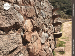 Treppenstufen im peruanischen Moray Dieses Bild aus Moray, Peru, zeigt eine Steinmauer mit Treppenstufen, die von einer Terrasse zur nächsten führt.