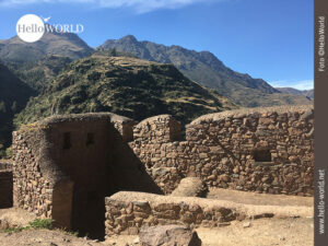 Besichtigung der Inka-Ruinen in Pisaq Dieses Bild zeigt eine aus dicken Steinmauern bestehende Ruine, die in Pisaq, Peru, auf einem Berg zu finden ist.
