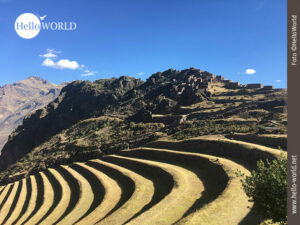 Sehenswert: die Inka-Ruinen in Pisaq Dieses Bild aus Peru zeigt den Blick auf die Inka-Ruinen in Pisaq aus der Ferne, im Vordergrund die typischen Terrassenfelder aus der Inka-Zeit.