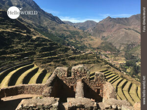 Weitblick hinab in das heilige Tal der Inka Dieses Bild zeigt den Blick von den Inka-Ruinen aus Richtung heiliges Tal der Inka, im Vordergrund Ruinen, dahinter Berge.